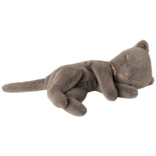 Maileg Плюшено спящо коте, Small - Grey