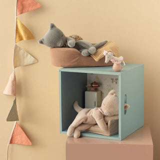 Maileg Плюшено спящо коте, Small - Grey