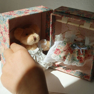 Konges Slojd Малка плюшена играчка Tiny Teddy Dress up