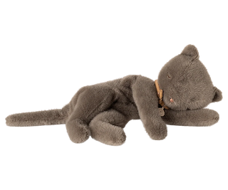 Maileg Плюшено спящо коте, Medium - Grey